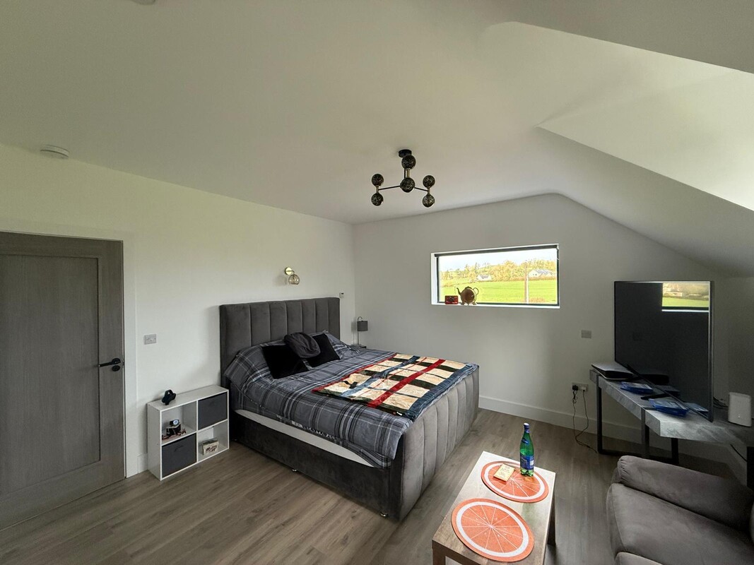 Upstairs Large Bedroom(Full Room) - 1