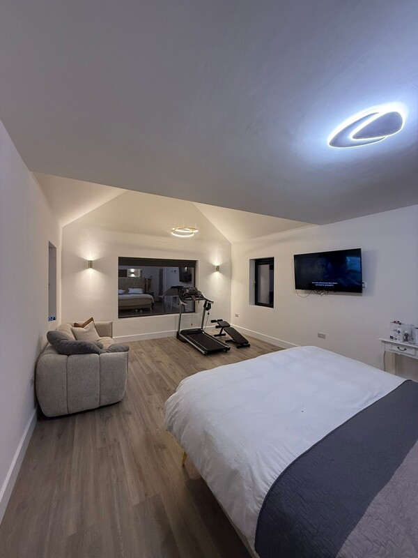 Spacious Master Bedroom(Full Room) - 1