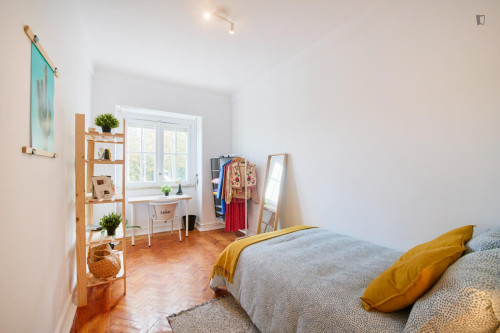 Sunny bedroom in a 8-bedroom flat