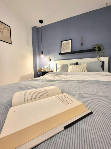 Welcoming single bedroom in shared flat in Pla del Bon Repòs