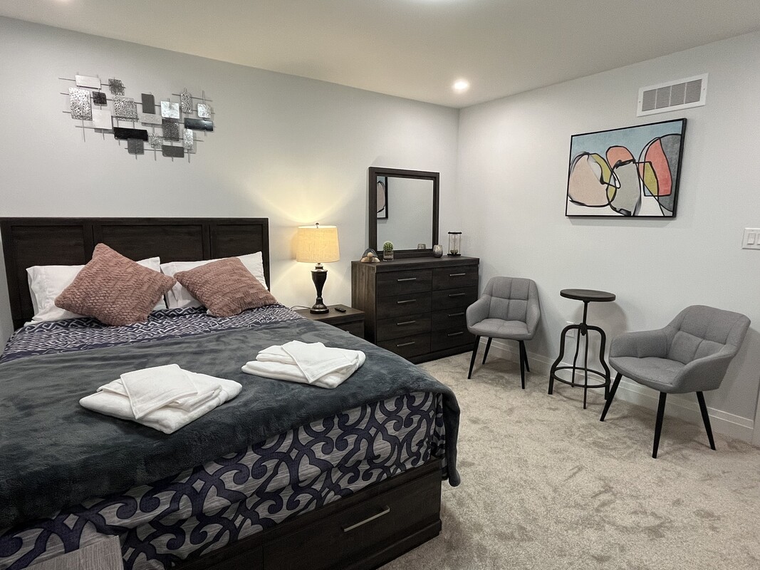  Tidy Room With Private Bath In A Luxury Home(Full Room)  -  Luxury Homestay with a Private Bath  - Gallery -  1