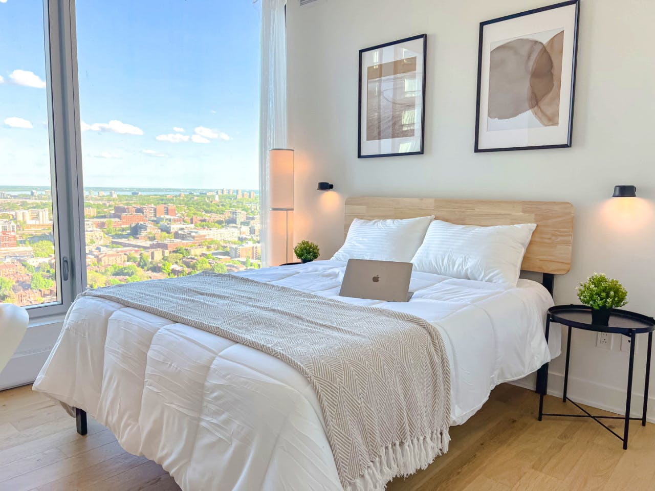  Private Room  -  Amazing Luxury Apt. w/ Pool + Gym near Lucien-L'Allier Station  - Gallery -  11
