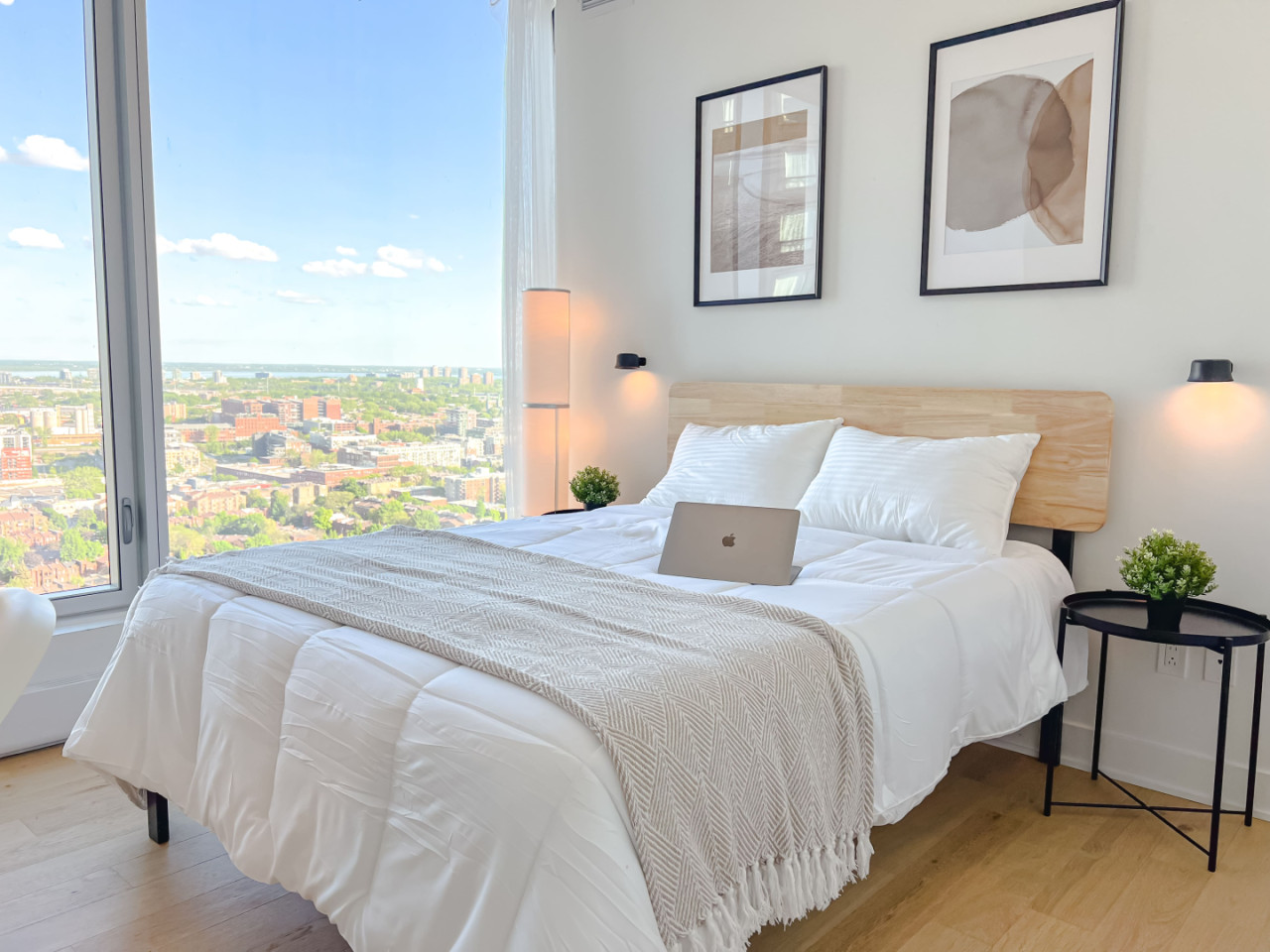  Private Room  -  Amazing Luxury Apt. w/ Pool + Gym near Lucien-L'Allier Station  - Gallery -  8