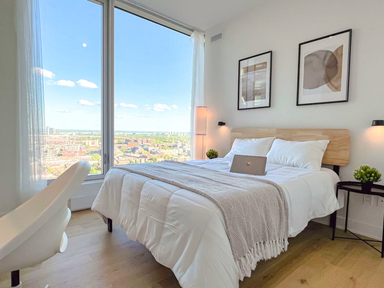  Private Room  -  Amazing Luxury Apt. w/ Pool + Gym near Lucien-L'Allier Station  - Gallery -  1