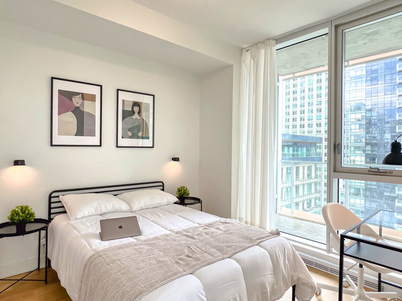  Master  -  Amazing Luxury Apt. w/ Pool + Gym near Lucien-L'Allier Station  - Gallery -  17