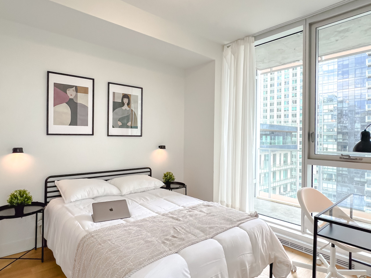  Master  -  Amazing Luxury Apt. w/ Pool + Gym near Lucien-L'Allier Station  - Gallery -  13