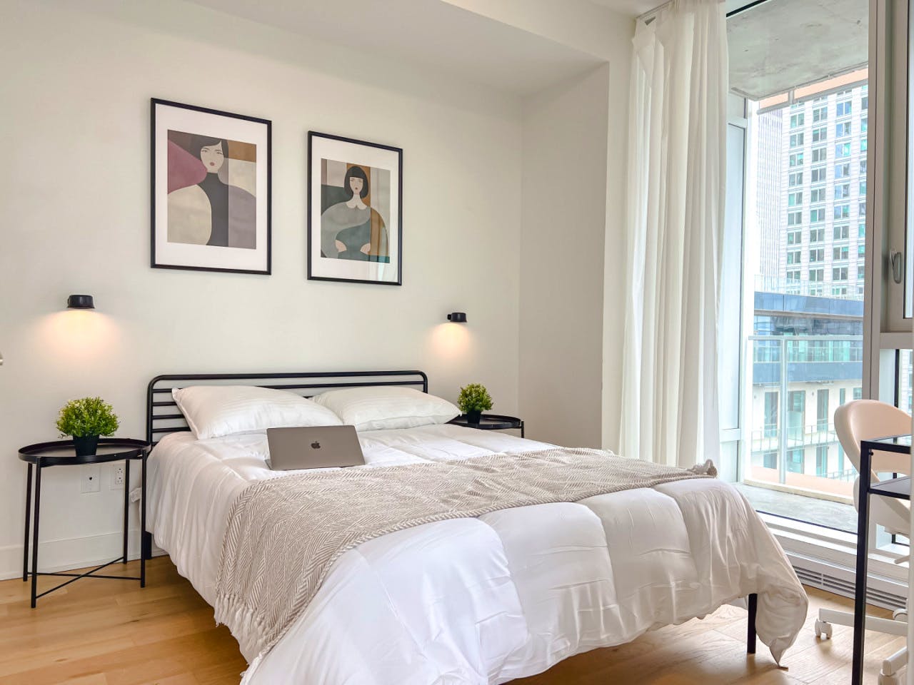  Master  -  Amazing Luxury Apt. w/ Pool + Gym near Lucien-L'Allier Station  - Gallery -  20
