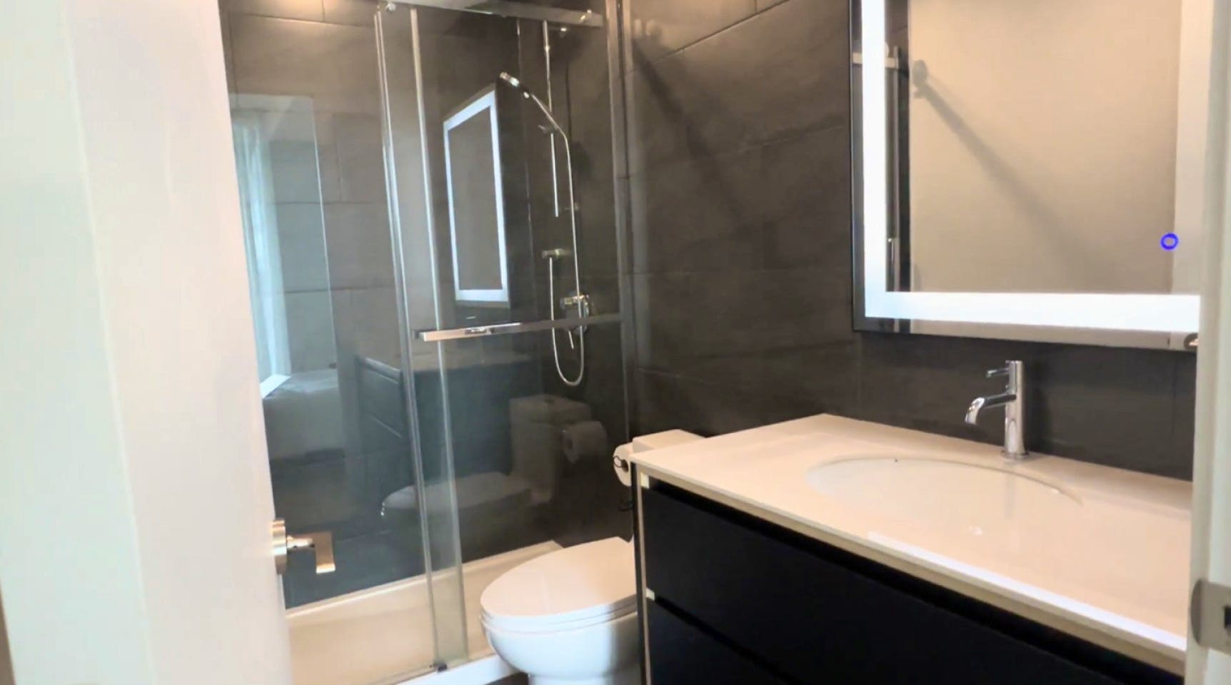  Master  -  Amazing Luxury Apt. w/ Pool + Gym near Lucien-L'Allier Station  - Gallery -  1