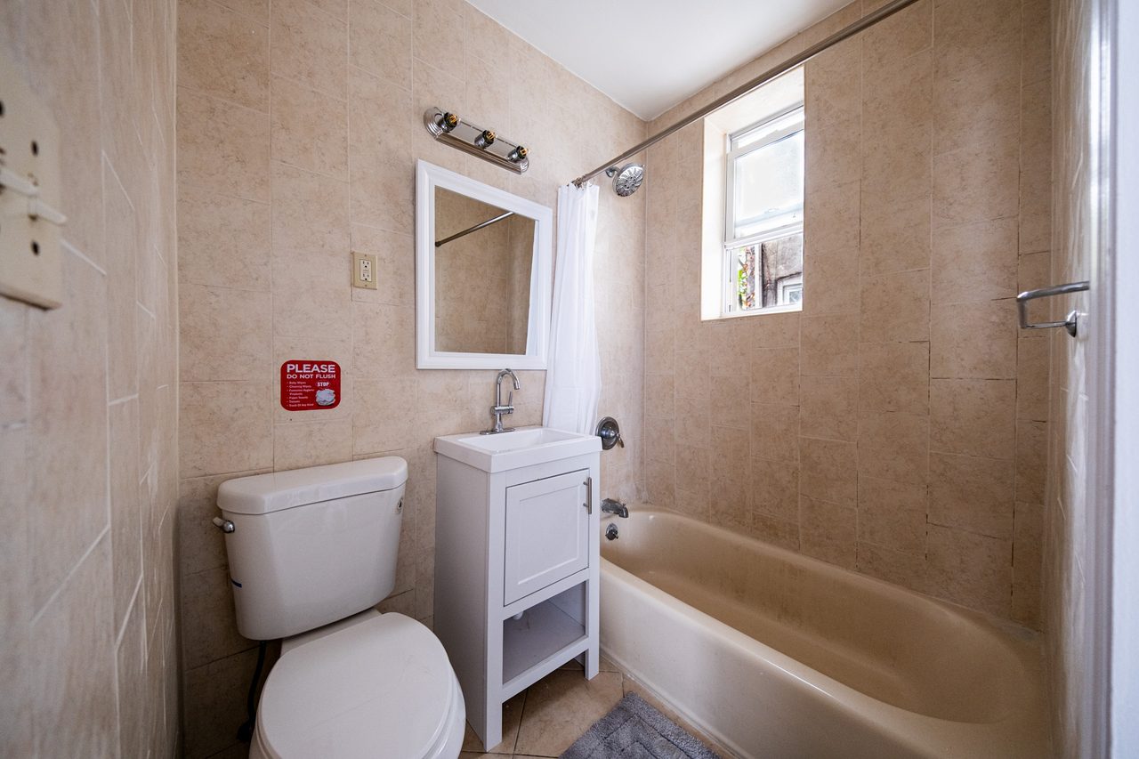  #1876: Sunset Park - Queen Bedroom A  -  #1876: Sunset Park  - Gallery -  8