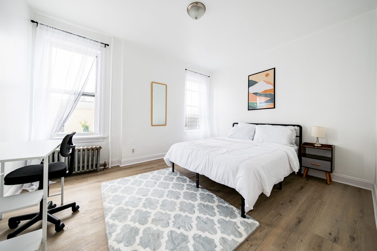  #1876: Sunset Park - Queen Bedroom A  -  #1876: Sunset Park  - Gallery -  10