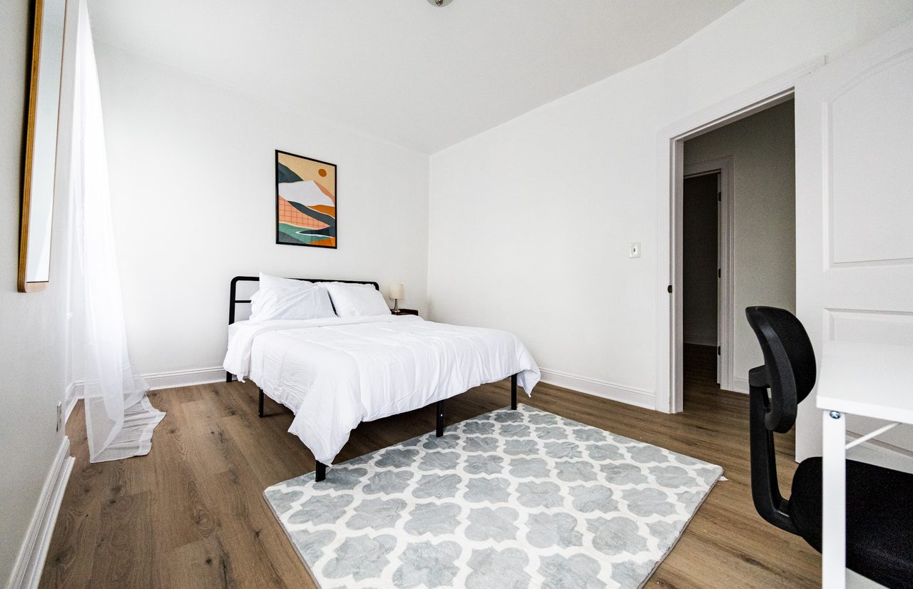  #1876: Sunset Park - Queen Bedroom A  -  #1876: Sunset Park  - Gallery -  1