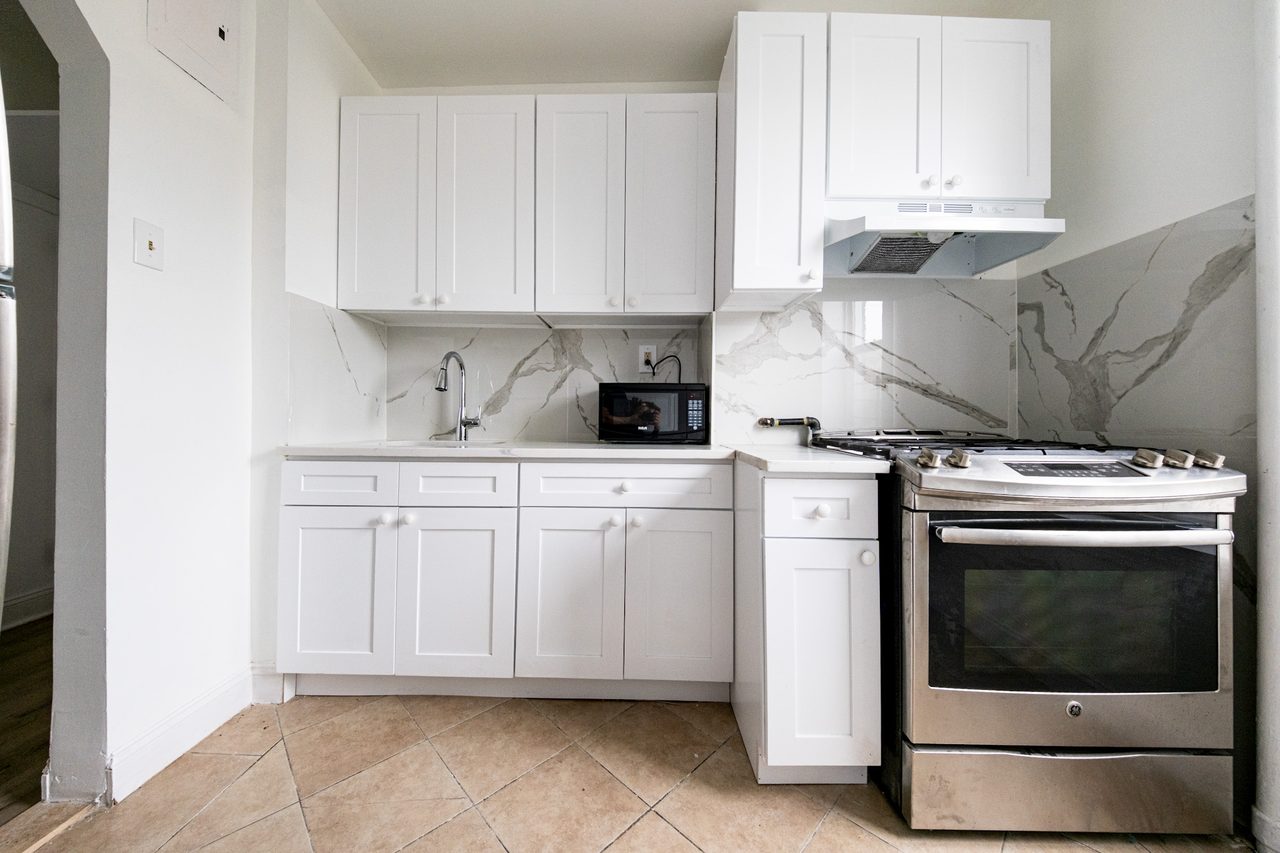  #1876: Sunset Park - Queen Bedroom A  -  #1876: Sunset Park  - Gallery -  2