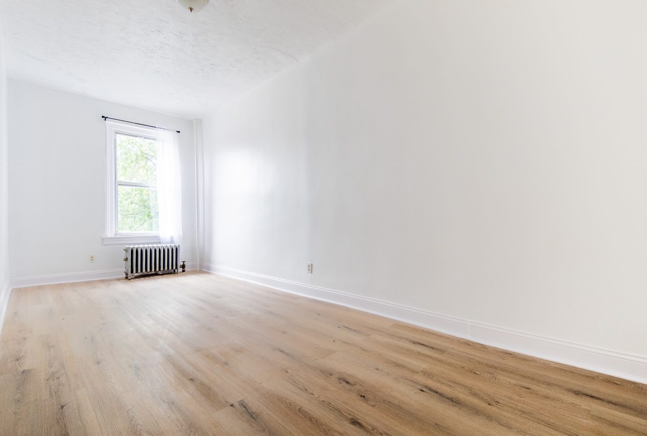  #1876: Sunset Park - Queen Bedroom C  -  #1876: Sunset Park  - Gallery -  2