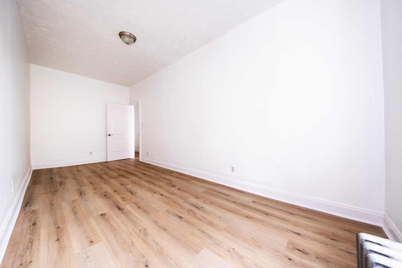  #1876: Sunset Park - Queen Bedroom C  -  #1876: Sunset Park  - Gallery -  1
