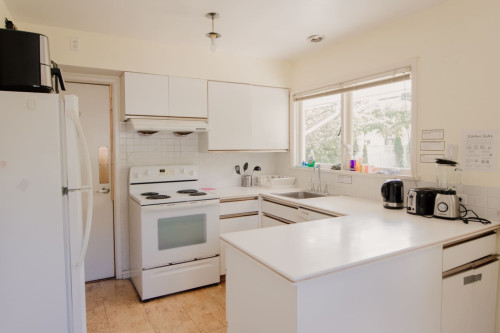 Spacious Comfortable House w/ Backyard near VanDusen Botanical Garden