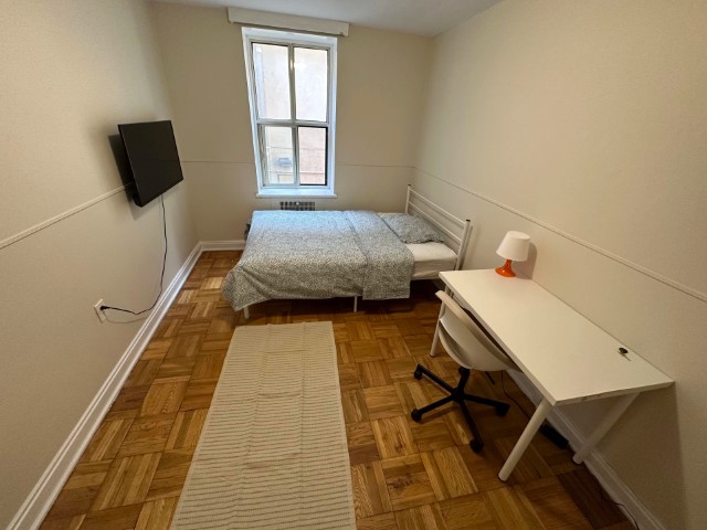  4 Room - 1 Bathroom (Silver Room)  -  Silver Room - St Clair Av  - Gallery -  1