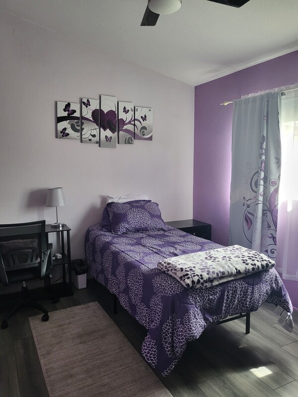  Front  Bedroom(Full Room)  -  Quiet House in San Diego  - Gallery -  1
