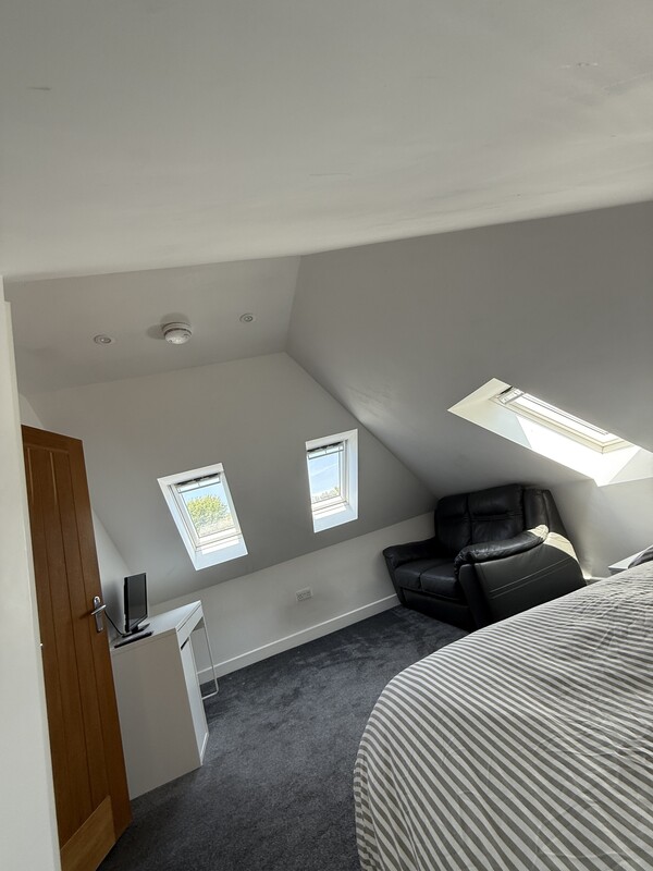  Room One Main(Full Room)  -  Modern Ensuite Room – Near London  - Gallery -  1