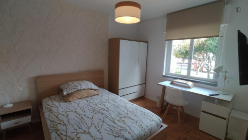 ABAR2X5 - Spacious and comfortable room, large bed, close to Nova SBE