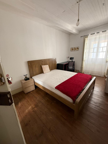 Charming bedroom in a 7-bedroom flat