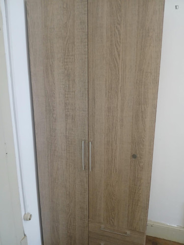 Great single bedroom in a 7-bedroom flat