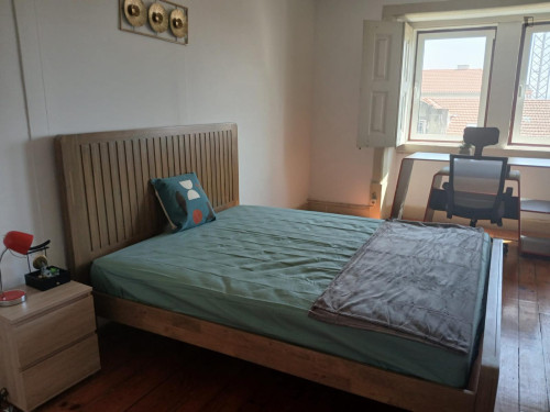 Pleasant bedroom in a 8-bedroom flat