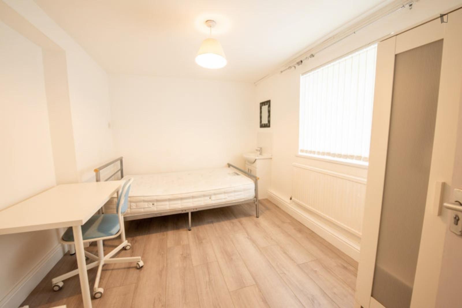 Comfy Double Bedroom In Sandfields - 1