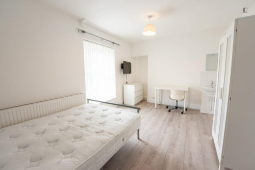 Welcoming double bedroom in Sandfields