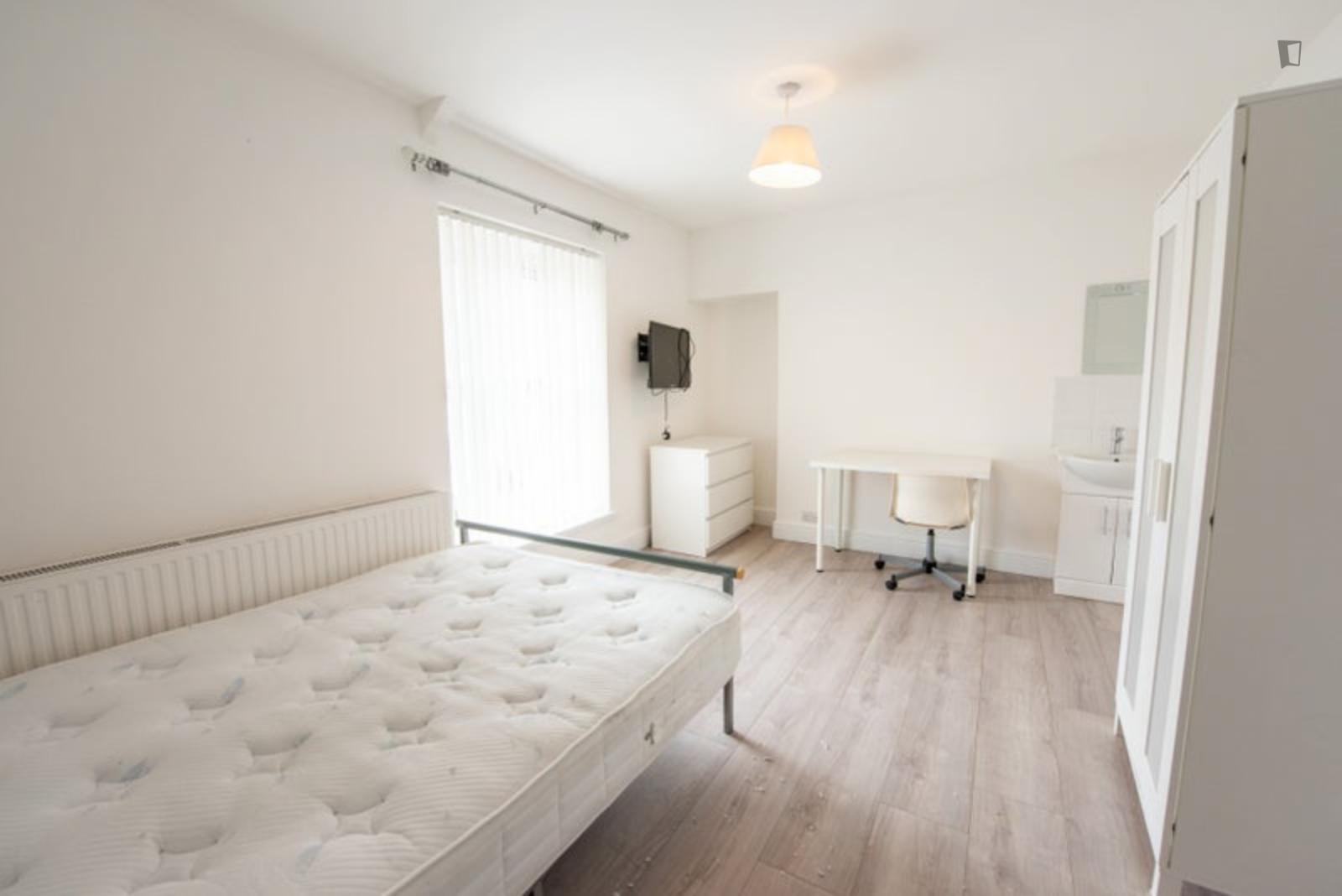 Welcoming Double Bedroom In Sandfields - 1