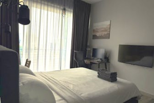Luxurious Modern Contemporary Flat Showcasing Singapore's Icon Cityscape and Vibrance - Gallery - 4