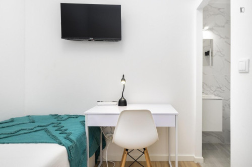 Welcoming single bedroom near Arroios metro station