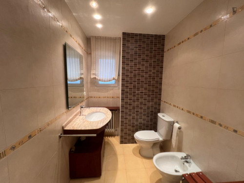 Comfy double bedroom near the Campus Rio Vena of Universidad de Burgos - Gallery - 6