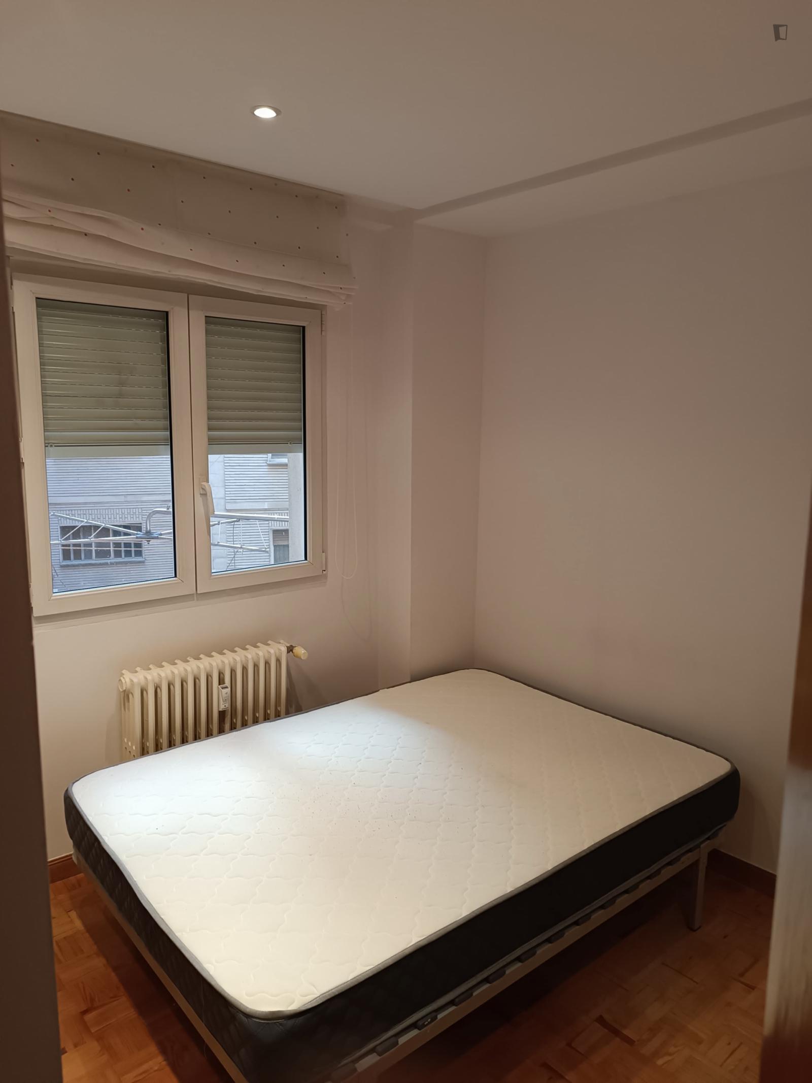  Comfy Double Bedroom Near The Campus Rio Vena Of Universidad De Burgos  -  Comfy double bedroom near the Campus Rio Vena of Universidad de Burgos  - Gallery -  1