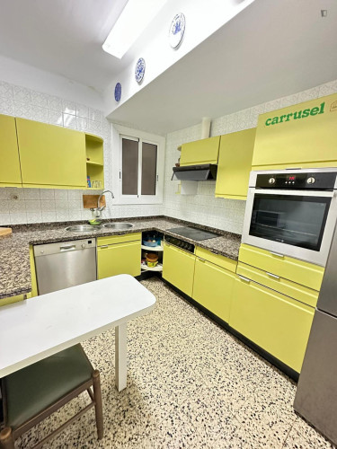 Luminous double bedroom near Parc de la Ciutat 