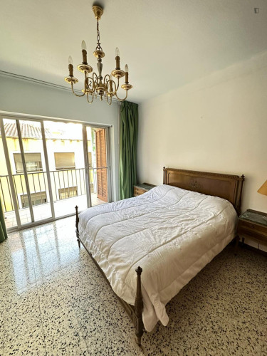 Luminous double bedroom near Parc de la Ciutat 