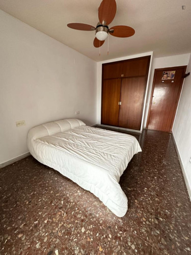 Bright double bedroom in the centre of Reus
