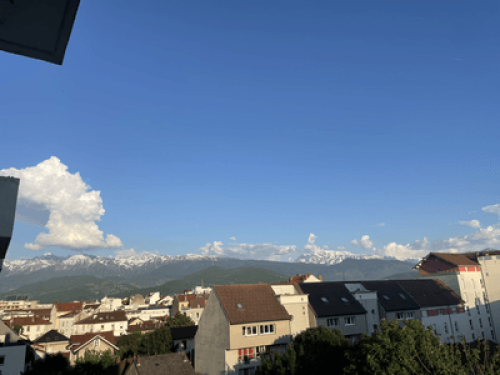 Very bright room with mountain view