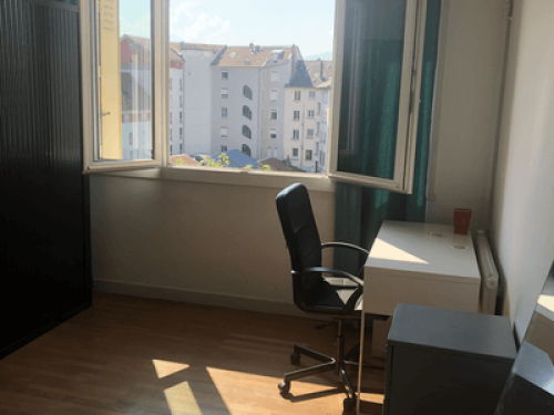 Very bright room with mountain view