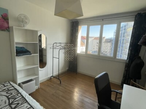 Very bright room with mountain view