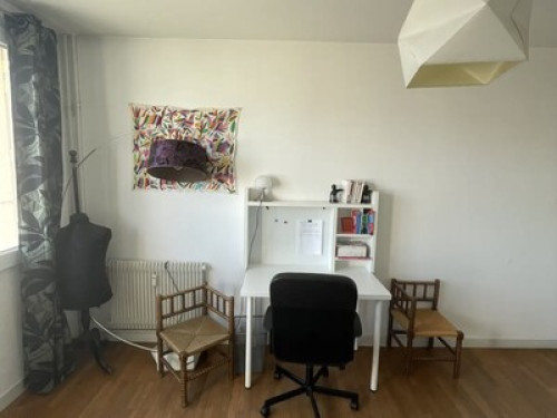 Very bright room with mountain view