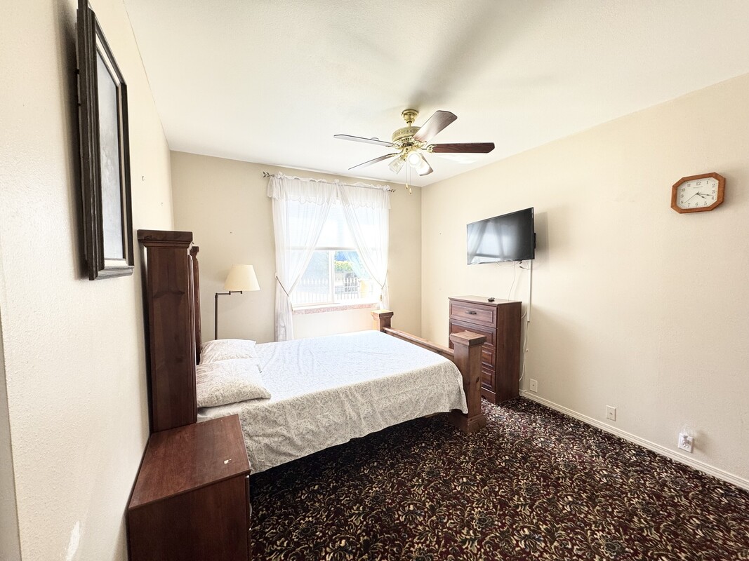 Master Bedroom #3(Full Room) - Cozy Lakeridge House - Gallery - 1