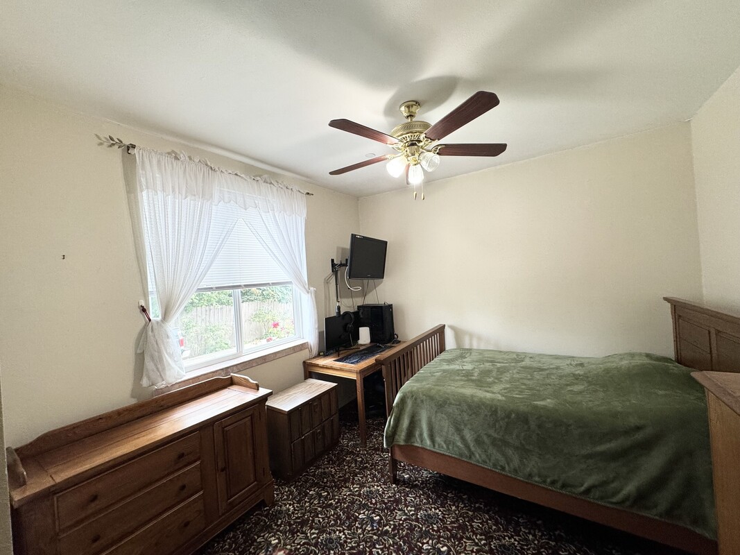  Bedroom #1(Full Room)  -  Cozy Lakeridge House  - Gallery -  1