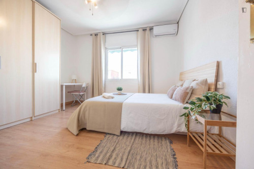 Double bedroom in 4-bedroom apartment