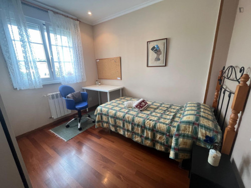 Inviting single bedroom near Facultade de Veterinária