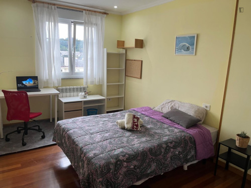 Welcoming single bedroom near Parque do Miño