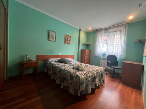 Homely single bedroom near Parque do Miño