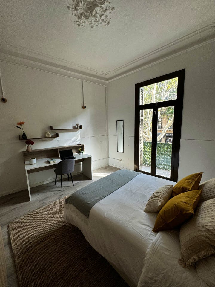 Room 1 - Spacious 7-Bedroom Coliving Apartment with Terrace in Central L'Eixample - Gallery - 13