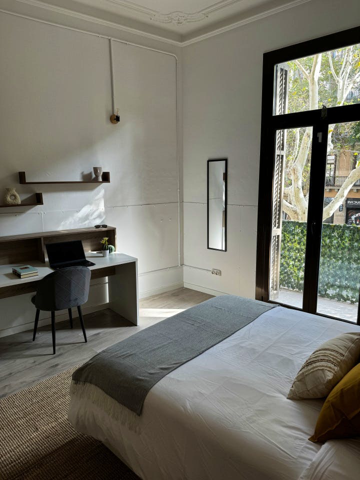 Room 1 - Spacious 7-Bedroom Coliving Apartment with Terrace in Central L'Eixample - Gallery - 12