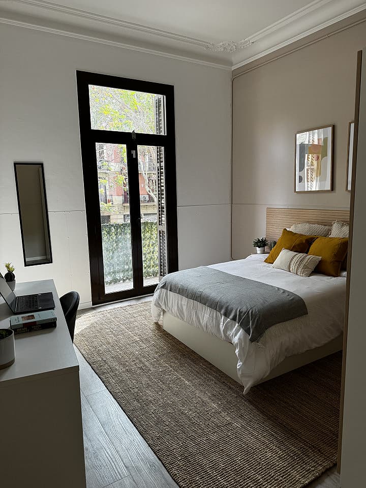Room 1 - Spacious 7-Bedroom Coliving Apartment with Terrace in Central L'Eixample - Gallery - 80