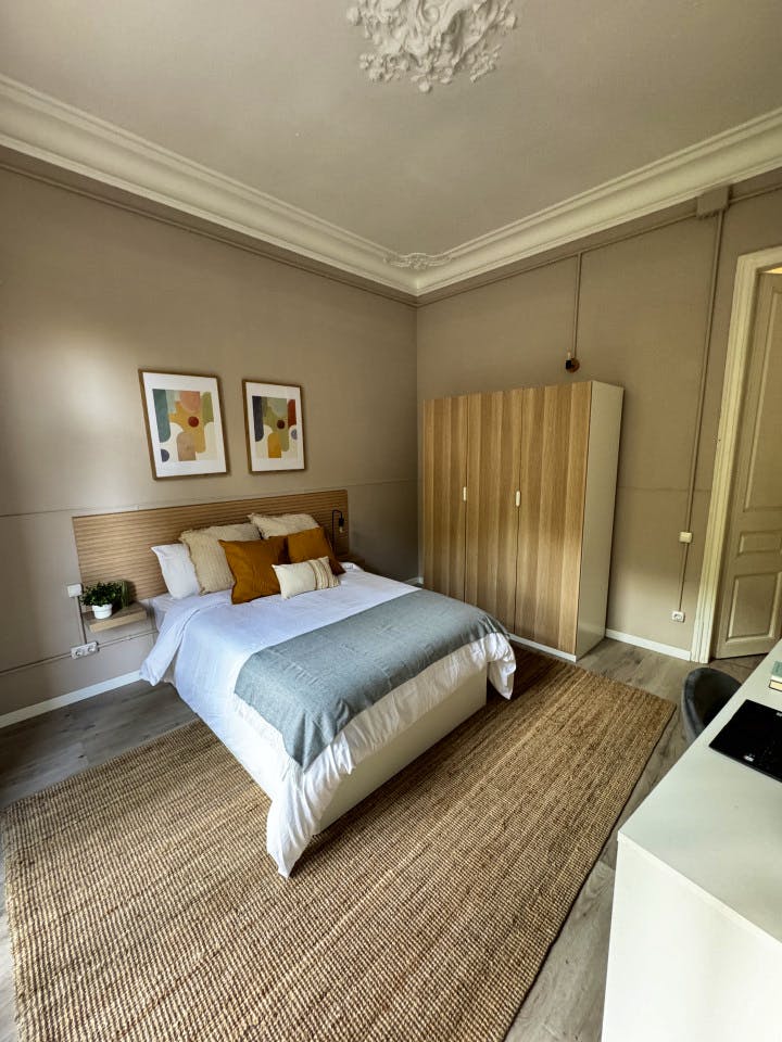 Room 1 - Spacious 7-Bedroom Coliving Apartment with Terrace in Central L'Eixample - Gallery - 17
